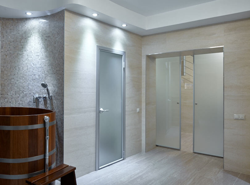 Двери туалет и ванна стеклянные. Двери в ванную комнату и туалет. Стеклянные двери для ванной и туалета. Стеклянная дверь. Стеклянная дверь в санузел.